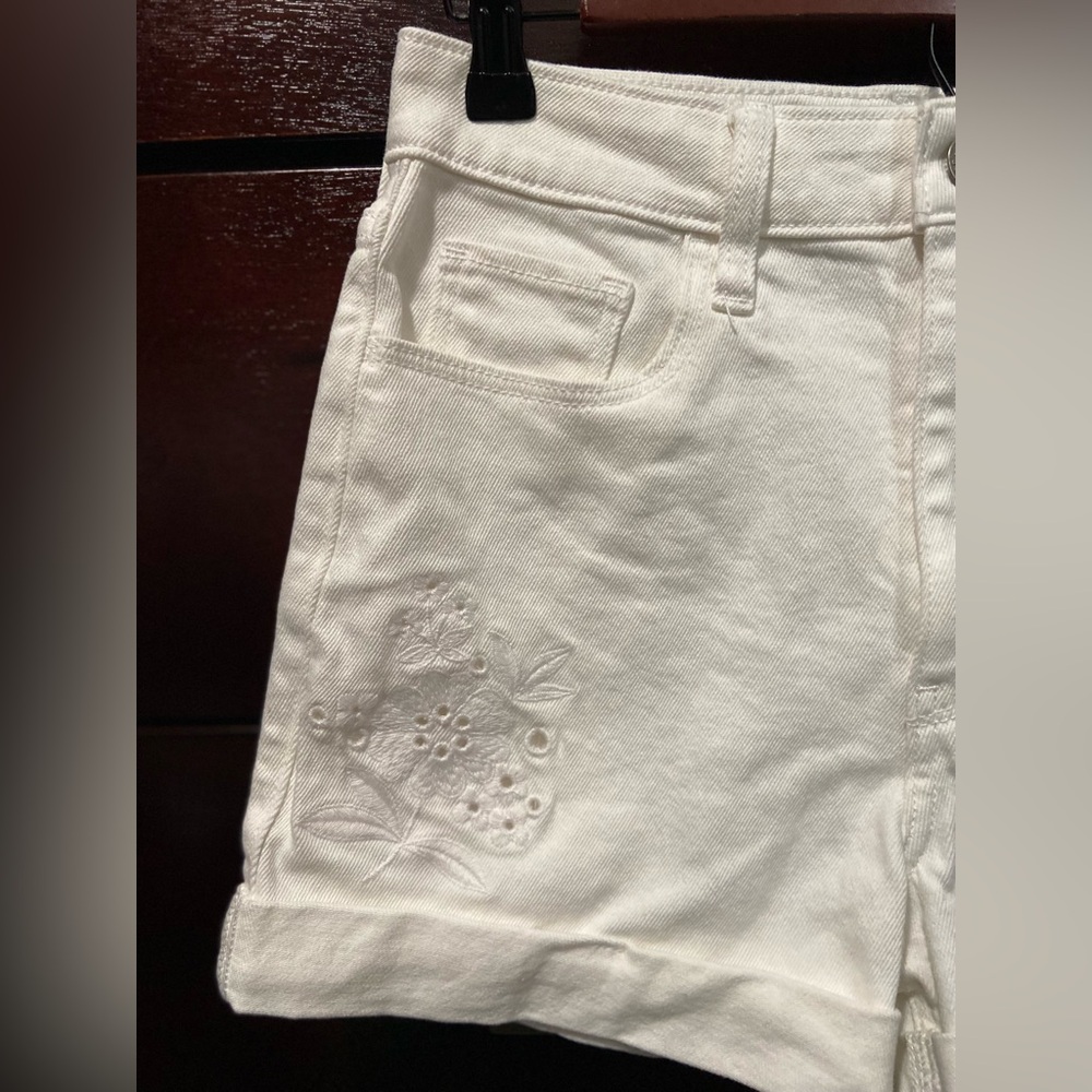 HOLLISTER ULTRA HIGH-RISE EMBROIDERED WHITE DENIM MOM SHORTS - Picture 2 of 5